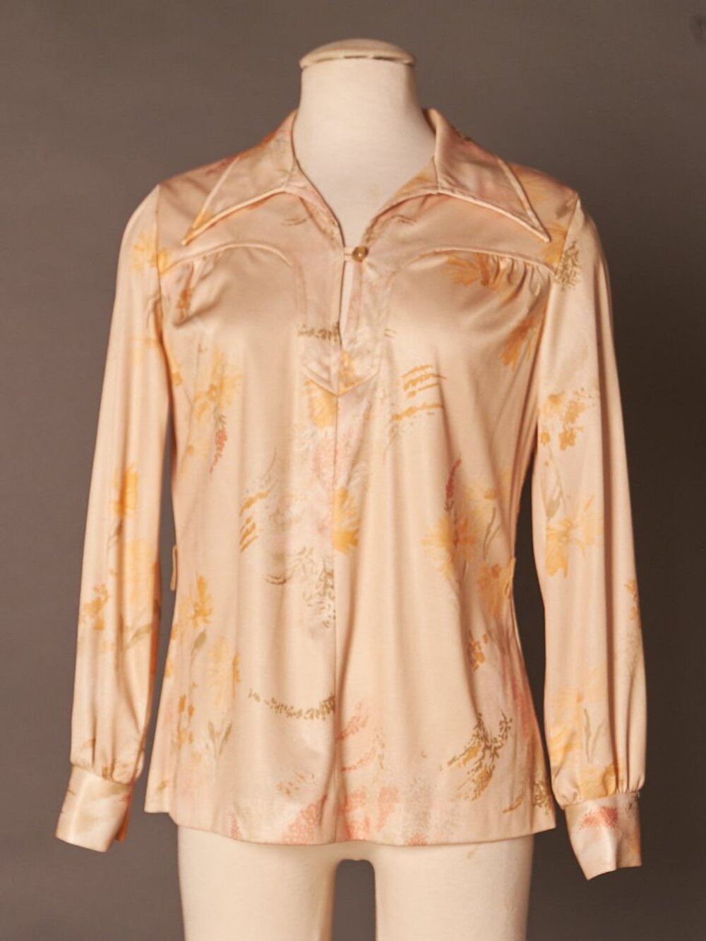 1970s Peach Floral Shiny Tunic Shirt With Dagger Collar
